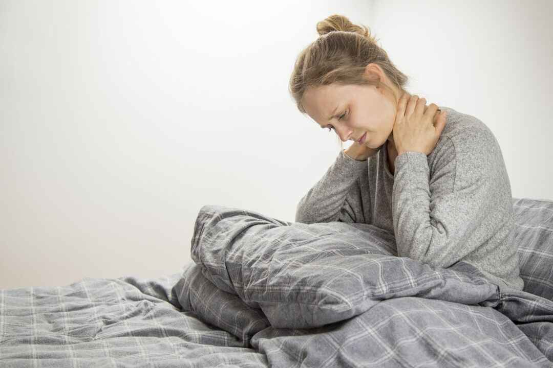 Donna con sintomi di osteocondrosi cervicale